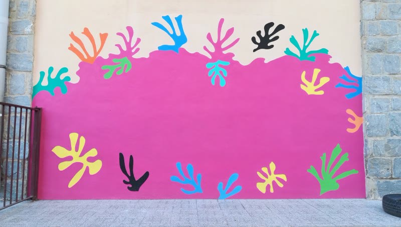 Mural de formas de colores al estilo Matisse pintado en un patio